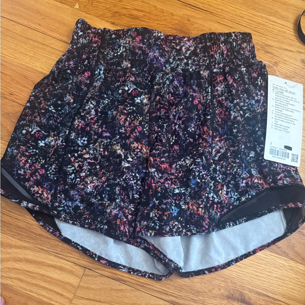 Lululemon Hotty Hot HR Short 4” lined Size 2